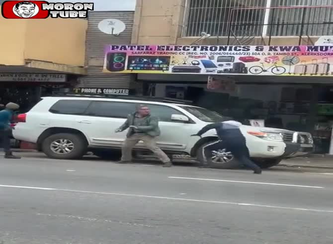Video :Armed with a knife, this man foils robbers in South Africa